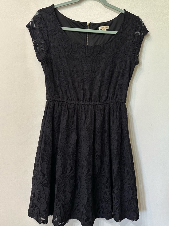 Xhilaration Dresses & Skirts - Xhilaration Black Lace Fit & Flare Dress Scoop Neck Cap Sleeve Short S/P